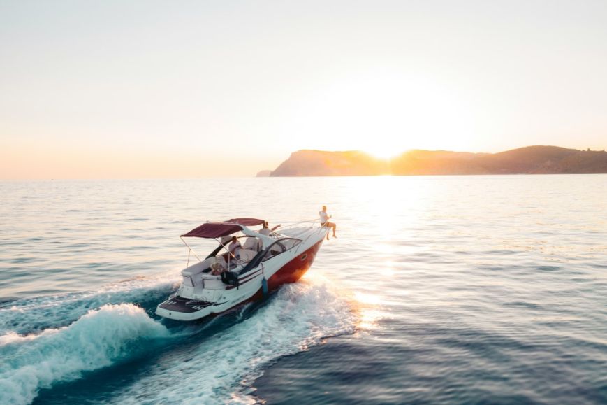 Water taxi que transporta pasajeros por el agua en Ibiza