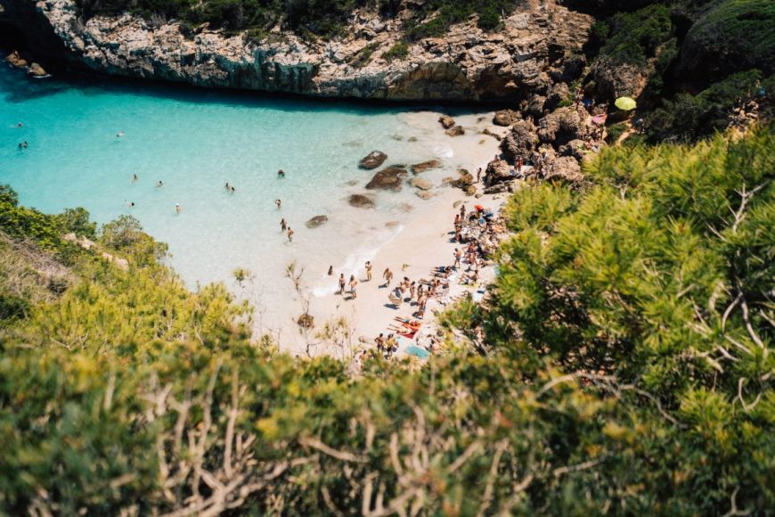 Vista de la playa de Caló des Moro desde arriba durante el verano